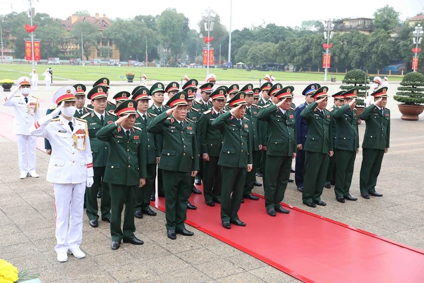 Đoàn đại biểu Quân ủy Trung ương và Bộ Quốc phòng vào Lăng viếng Chủ tịch Hồ Chí Minh. Ảnh: TTXVN Đoàn đại biểu Quân ủy Trung ương và Bộ Quốc phòng vào Lăng viếng Chủ tịch Hồ Chí Minh. Ảnh: TTXVN