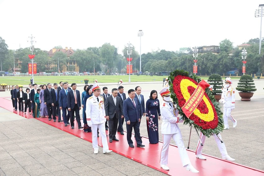 Đoàn đại biểu TP Hà Nội vào Lăng viếng Chủ tịch Hồ Chí Minh. Ảnh: TTXVN Đoàn đại biểu TP Hà Nội vào Lăng viếng Chủ tịch Hồ Chí Minh. Ảnh: TTXVN