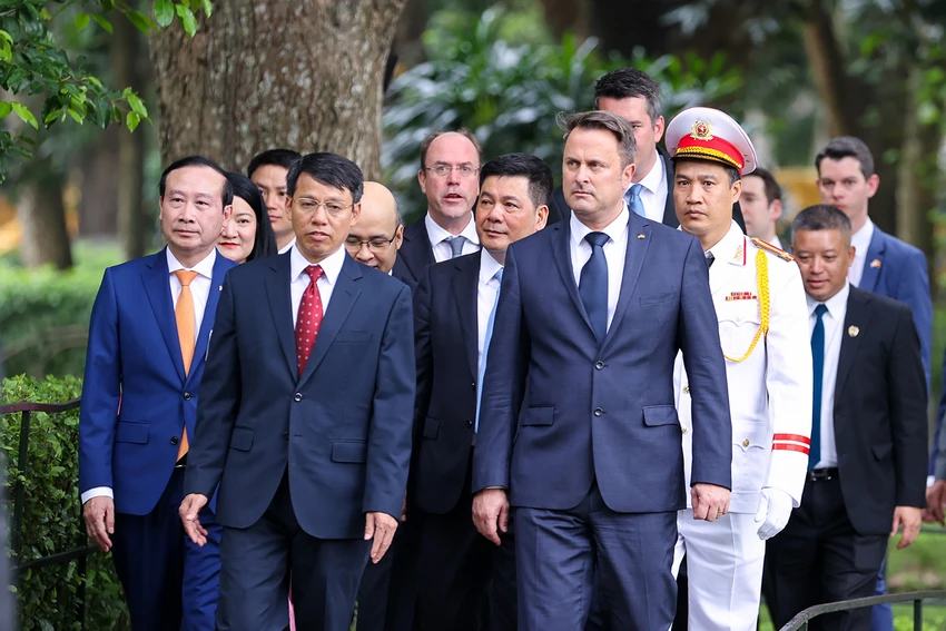 Thủ tướng Luxembourg và đoàn đại biểu tham quan Khu di tích Chủ tịch Hồ Chí Minh tại Phủ Chủ tịch. Ảnh: VGP
