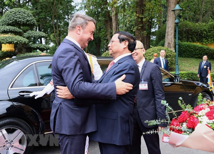 Thủ tướng Phạm Minh Chính đón Thủ tướng Đại Công quốc Luxembourg Xavier Bettel. Ảnh: TTXVN