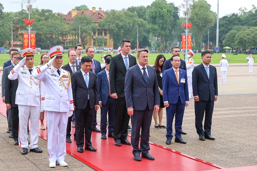 Thủ tướng Luxembourg Xavier Bettel đặt vòng hoa tại Đài Tưởng niệm các anh hùng, liệt sĩ, vào Lăng viếng Chủ tịch Hồ Chí Minh và tham quan Khu di tích Chủ tịch Hồ Chí Minh tại Phủ Chủ tịch. Ảnh: VGP
