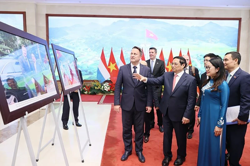 Thủ tướng Phạm Minh Chính và Thủ tướng Đại Công quốc Luxembourg Xavier Bettel tham quan trưng bày ảnh của TTXVN về hợp tác giữa Việt Nam - Luxembourg. Ảnh: TTXVN