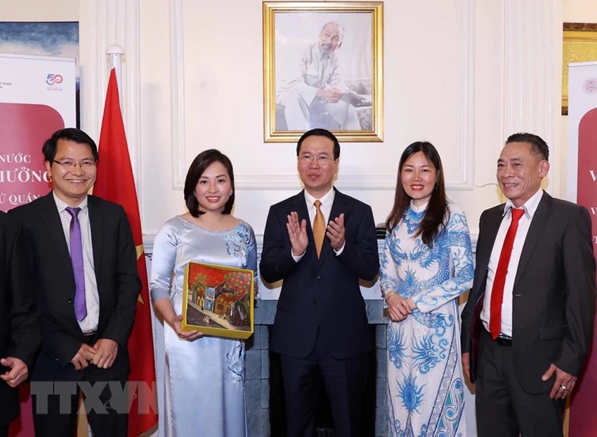 Chủ tịch nước Võ Văn Thưởng tặng quà lưu niệm cho Hội Người Việt Nam tại Anh. Ảnh: TTXVN Chủ tịch nước Võ Văn Thưởng tặng quà lưu niệm cho Hội Người Việt Nam tại Anh. Ảnh: TTXVN