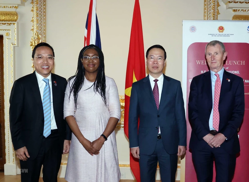 Chủ tịch nước Võ Văn Thưởng với Phó Chủ tịch Hạ viện Anh Nigel Evans và Bộ trưởng Kinh doanh và Thương mại Anh Kemi Badenoch. Ảnh: TTXVN Chủ tịch nước Võ Văn Thưởng với Phó Chủ tịch Hạ viện Anh Nigel Evans và Bộ trưởng Kinh doanh và Thương mại Anh Kemi Badenoch. Ảnh: TTXVN