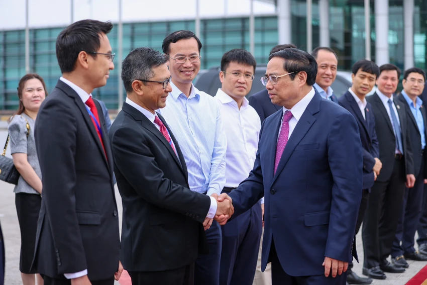 Đại sứ Indonesia tại Việt Nam Denny Abdi tiễn Thủ tướng và Đoàn Việt Nam lên đường dự Hội nghị Cấp cao ASEAN lần thứ 42. Ảnh: VGP Đại sứ Indonesia tại Việt Nam Denny Abdi tiễn Thủ tướng và Đoàn Việt Nam lên đường dự Hội nghị Cấp cao ASEAN lần thứ 42. Ảnh: VGP