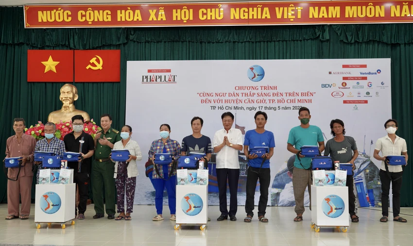 Chương trình 'Cùng ngư dân thắp sáng đèn trên biển' trao quà cho bà con huyện Cần Giờ ảnh 25
