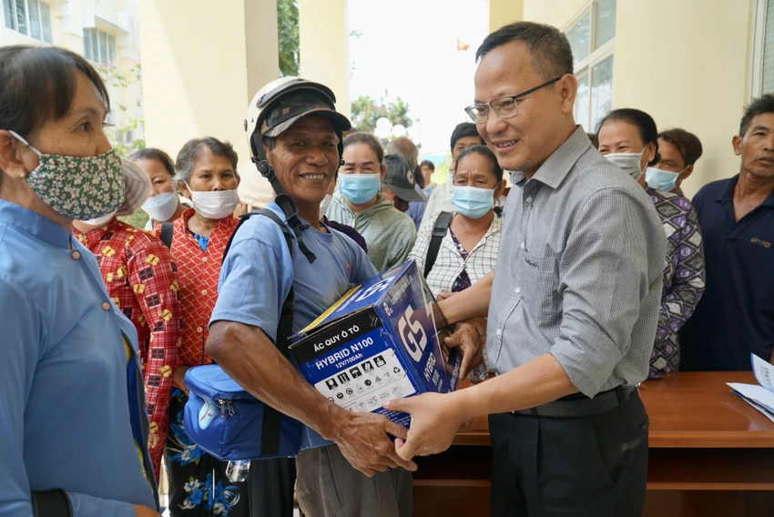 Chương trình 'Cùng ngư dân thắp sáng đèn trên biển' trao quà cho bà con huyện Cần Giờ ảnh 26