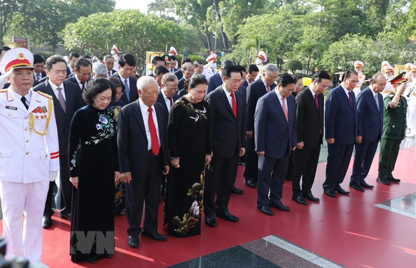 Lãnh đạo Đảng, Nhà nước tưởng niệm các Anh hùng liệt sỹ. Ảnh: TTXVN Lãnh đạo Đảng, Nhà nước tưởng niệm các Anh hùng liệt sỹ. Ảnh: TTXVN