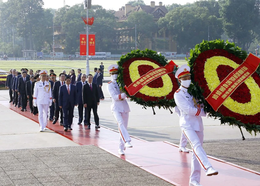 Các lãnh đạo Đảng và Nhà nước đặt vòng hoa, vào Lăng viếng Chủ tịch Hồ Chí Minh. Ảnh: TTXVN Các lãnh đạo Đảng và Nhà nước đặt vòng hoa, vào Lăng viếng Chủ tịch Hồ Chí Minh. Ảnh: TTXVN