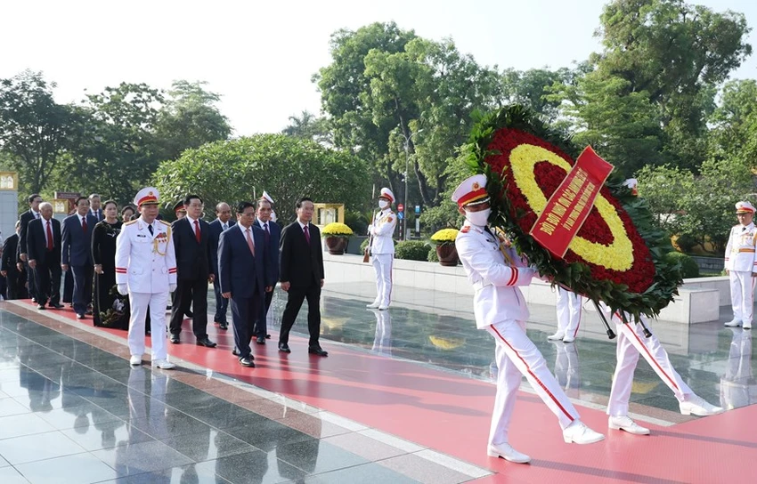 Lãnh đạo Đảng, Nhà nước đặt vòng hoa tại Đài tưởng niệm các Anh hùng liệt sỹ. Ảnh: TTXVN Lãnh đạo Đảng, Nhà nước đặt vòng hoa tại Đài tưởng niệm các Anh hùng liệt sỹ. Ảnh: TTXVN