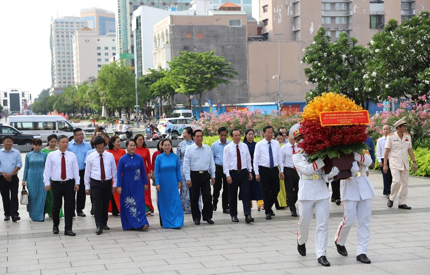 Đoàn đại biểu dâng hoa tại Tượng đài Chủ tịch Hồ Chí Minh. Ảnh: BẢO PHƯƠNG Đoàn đại biểu dâng hoa tại Tượng đài Chủ tịch Hồ Chí Minh. Ảnh: BẢO PHƯƠNG