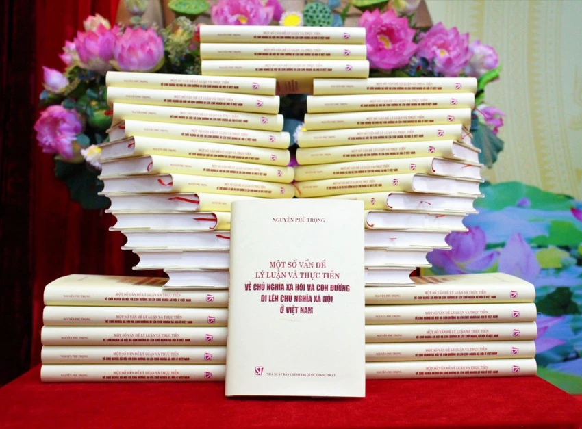 Cuốn sách “Một số vấn đề lý luận và thực tiễn về chủ nghĩa xã hội và con đường đi lên chủ nghĩa xã hội ở Việt Nam của Tổng Bí thư Nguyễn Phú Trọng được dịch sang bảy ngoại ngữ. Ảnh: VGP Cuốn sách “Một số vấn đề lý luận và thực tiễn về chủ nghĩa xã hội và con đường đi lên chủ nghĩa xã hội ở Việt Nam của Tổng Bí thư Nguyễn Phú Trọng được dịch sang bảy ngoại ngữ. Ảnh: VGP
