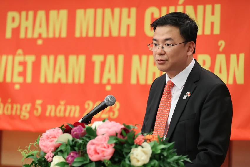 Đại sứ Việt Nam tại Nhật Bản Phạm Quang Hiệu báo cáo với Thủ tướng tại buổi gặp gỡ. Ảnh: VGP Đại sứ Việt Nam tại Nhật Bản Phạm Quang Hiệu báo cáo với Thủ tướng tại buổi gặp gỡ. Ảnh: VGP