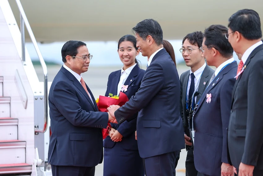 Thứ trưởng Bộ Ngoại giao Nhật Bản Yamada Kenji chào đón Thủ tướng Phạm Minh Chính tại sân bay Hiroshima. Ảnh: VGP Thứ trưởng Bộ Ngoại giao Nhật Bản Yamada Kenji chào đón Thủ tướng Phạm Minh Chính tại sân bay Hiroshima. Ảnh: VGP