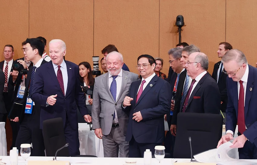 Thủ tướng Phạm Minh Chính cùng các nhà lãnh đạo G7 và các nước khách mời dự phiên họp với chủ đề "Hướng tới một thế giới hòa bình, ổn định và thịnh vượng". Ảnh: VGP Thủ tướng Phạm Minh Chính cùng các nhà lãnh đạo G7 và các nước khách mời dự phiên họp với chủ đề "Hướng tới một thế giới hòa bình, ổn định và thịnh vượng". Ảnh: VGP