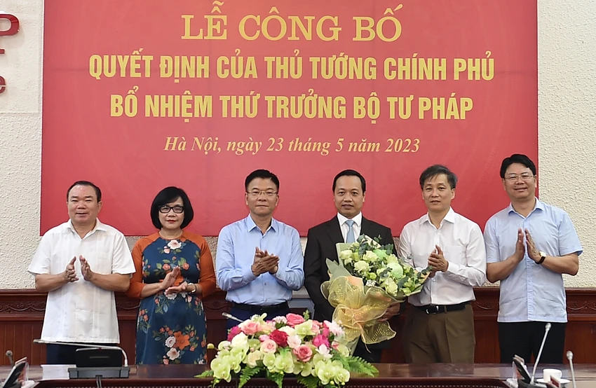 Lãnh đạo Bộ Tư pháp chúc mừng tân Thứ trưởng Trần Tiến Dũng. Ảnh: VGP Lãnh đạo Bộ Tư pháp chúc mừng tân Thứ trưởng Trần Tiến Dũng. Ảnh: VGP