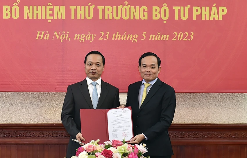 Phó Thủ tướng Trần Lưu Quang trao quyết định bổ nhiệm ông Trần Tiến Dũng. Ảnh: VGP Phó Thủ tướng Trần Lưu Quang trao quyết định bổ nhiệm ông Trần Tiến Dũng. Ảnh: VGP