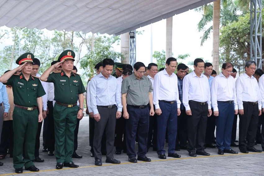 Thủ tướng Phạm Minh Chính và các đại biểu tưởng nhớ, tri ân công lao các anh hùng liệt sĩ. Ảnh: VGP