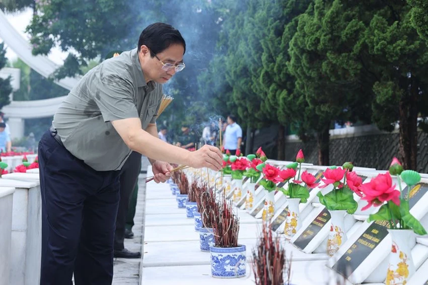 Thủ tướng Phạm Minh Chính dâng hương phần mộ liệt sỹ. Ảnh: VGP