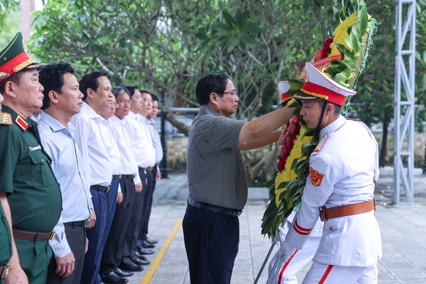 Thủ tướng Phạm Minh Chính dâng hoa tưởng nhớ các liệt sỹ. Ảnh: VGP