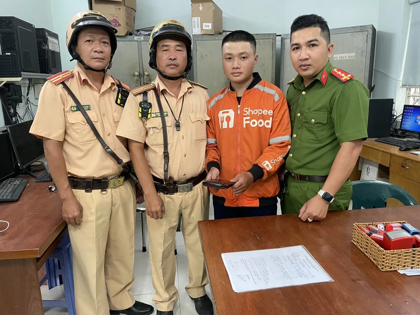 Anh Nguyễn Đăng Khoa nhận lại giấy tờ đánh rơi từ Đội CSGT Nam Sài Gòn. Ảnh: NY Anh Nguyễn Đăng Khoa nhận lại giấy tờ đánh rơi từ Đội CSGT Nam Sài Gòn. Ảnh: NY