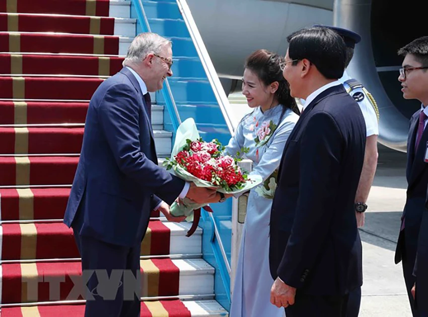 Lễ đón Thủ tướng Australia Anthony Albanese tại sân bay Nội Bài. Ảnh: TTXVN Lễ đón Thủ tướng Australia Anthony Albanese tại sân bay Nội Bài. Ảnh: TTXVN