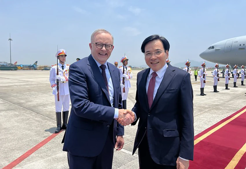 Bộ trưởng, Chủ nhiệm Văn phòng Chính phủ Trần Văn Sơn đón Thủ tướng Australia Anthony Albanese. Ảnh: VGP Bộ trưởng, Chủ nhiệm Văn phòng Chính phủ Trần Văn Sơn đón Thủ tướng Australia Anthony Albanese. Ảnh: VGP