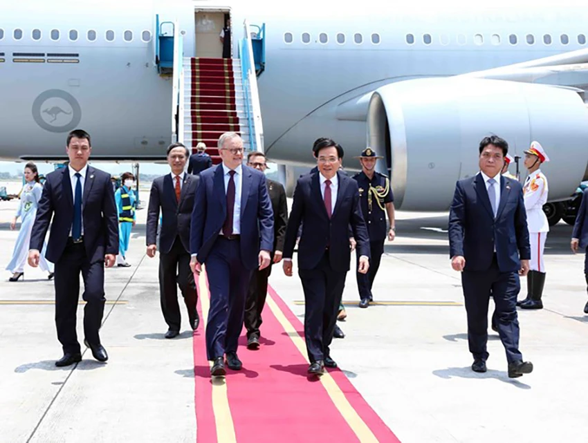 Thủ tướng Australia Anthony Albanese đã đến sân bay Nội Bài, bắt đầu thăm chính thức Việt Nam theo lời mời của Thủ tướng Phạm Minh Chính. Ảnh: TTXVN Thủ tướng Australia Anthony Albanese đã đến sân bay Nội Bài, bắt đầu thăm chính thức Việt Nam theo lời mời của Thủ tướng Phạm Minh Chính. Ảnh: TTXVN