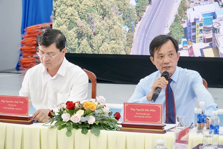 Phó Tổng biên tập báo Pháp Luật TP.HCM Nguyễn Đức Hiển, phát biểu chủ trì tọa đàm.
