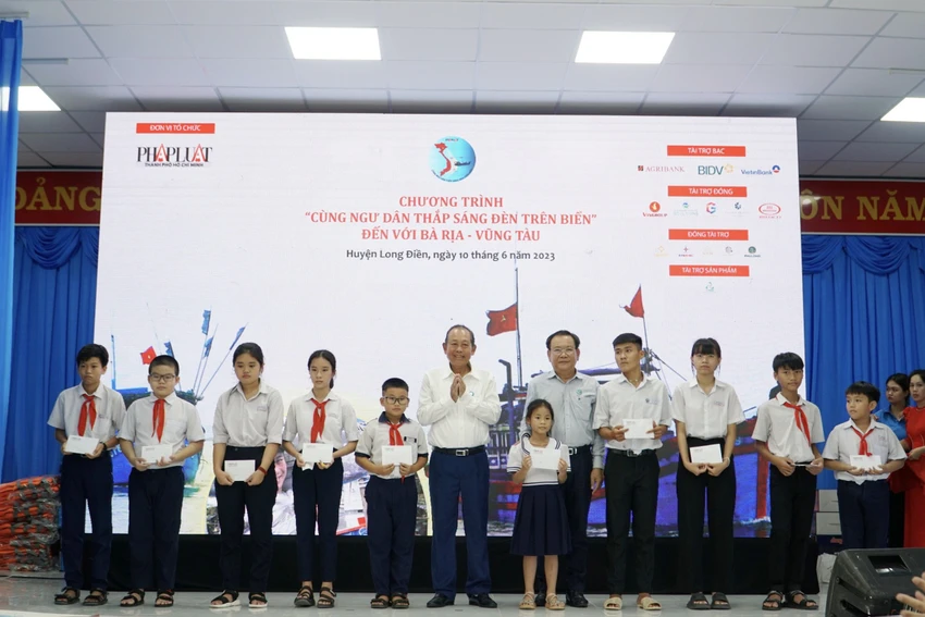 Nguyên Phó Thủ tướng Thường trực Trương Hoà Bình và Tổng biên tập báo Pháp luật TP.HCM, trao học bổng cho con em bà con ngư dân tại Bà Rịa – Vũng Tàu.