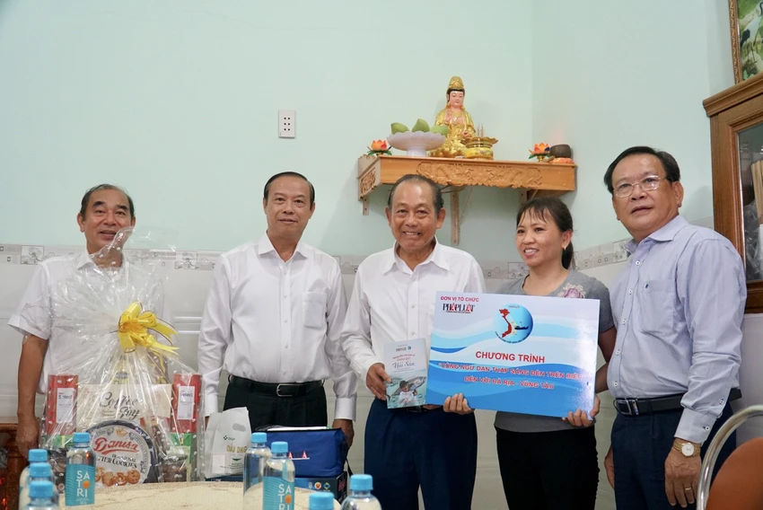 Bà Nguyễn Thị Nghĩa (thứ hai từ phải sang) vợ ngư dân Nguyễn Văn Hởi cho biết chồng vừa ra khơi được bốn ngày và cho hay gia đình rất vui mừng khi ông Trương Hoà Bình, cùng lãnh đạo tỉnh, lãnh đạo báo Pháp Luật TP.HCM ghé thăm.