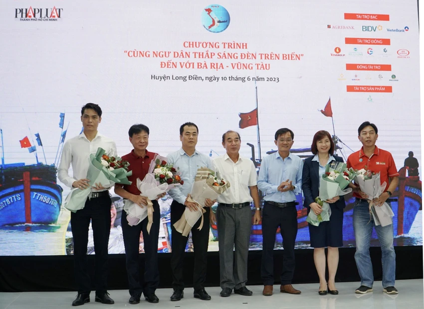 Ông Nguyễn Đức Hiển, Phó Tổng biên tập Thường trực báo Pháp Luật TP.HCM và ông Lâm Văn Hồng, Chủ tịch UBND huyện Long Điền, trao hoa tri ân các nhà tài trợ của chương trình.