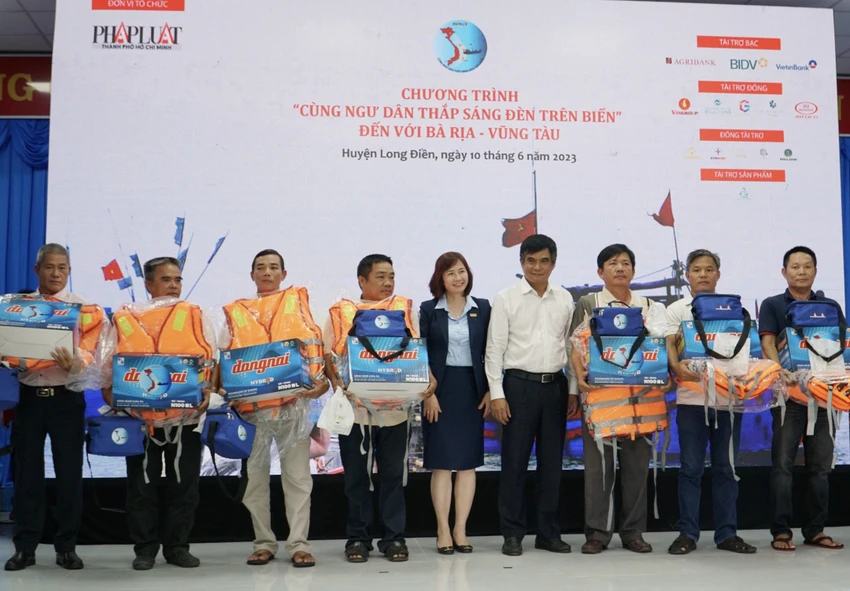 Bà Bùi Thị Thu Hà, Giám đốc chi nhánh Ngân hàng Vietinbank Bà Rịa-Vũng Tàu và ông Cao Anh Minh, Tổng Giám đốc HTV, trao quà cho các ngư dân tỉnh Bà Rịa – Vũng Tàu.