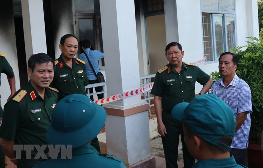 Thượng tướng Huỳnh Chiến Thắng kiểm tra hiện trường ở xã Ea Tiêu.
