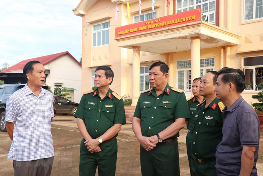 Thượng tướng Huỳnh Chiến Thắng kiểm tra hiện trường ở trụ sở xã Ea Ktur.