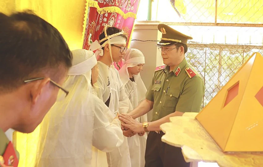 Thứ trưởng Bộ Công an Lương Tam Quang đến thăm hỏi, chia buồn và động viên gia đình các nạn nhân tử vong, bị thương trong vụ tấn công bằng súng tại trụ sở xã Ea Tiêu và xã Ea Ktur, huyện Cư Kuin. Ảnh: TTXVN