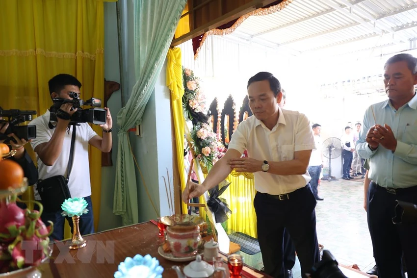 Phó Thủ tướng Trần Lưu Quang viếng cán bộ xã Ea Tiêu, huyện Cư Kuin, Đắk Lắk. Ảnh: TTXVN Phó Thủ tướng Trần Lưu Quang viếng cán bộ xã Ea Tiêu, huyện Cư Kuin, Đắk Lắk. Ảnh: TTXVN