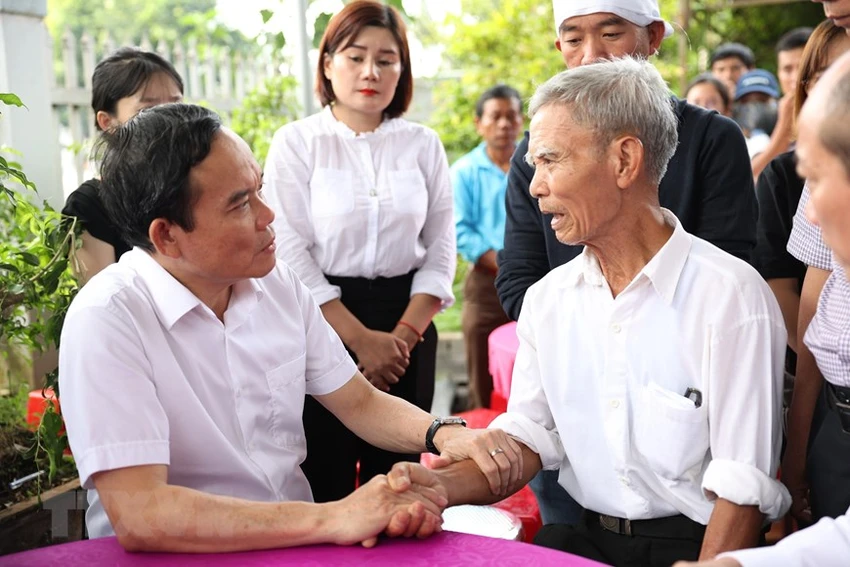 Phó Thủ tướng Trần Lưu Quang thăm, động viên các gia đình nạn nhân trong vụ việc. Ảnh: TTXVN Phó Thủ tướng Trần Lưu Quang thăm, động viên các gia đình nạn nhân trong vụ việc. Ảnh: TTXVN