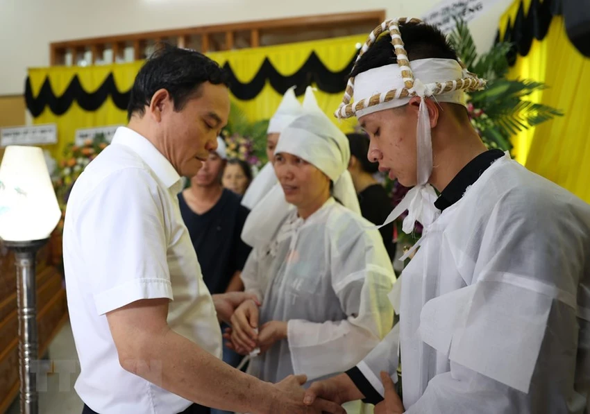 Phó Thủ tướng Trần Lưu Quang thăm, chia buồn với các gia đình nạn nhân trong vụ việc. Ảnh: TTXVN Phó Thủ tướng Trần Lưu Quang thăm, chia buồn với các gia đình nạn nhân trong vụ việc. Ảnh: TTXVN