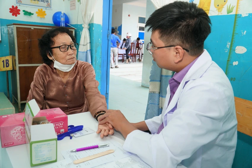 Ngay trong sáng nay, chương trình sẽ phối hợp với Công ty TNHH Phòng khám Đa khoa Ngọc Minh đã tổ chức khám bệnh, phát thuốc miễn phí cho người 1.000 ngư dân tại ở hai xã Cà Ná và xã Phước Diêm. Ngay trong sáng nay, chương trình sẽ phối hợp với Công ty TNHH Phòng khám Đa khoa Ngọc Minh đã tổ chức khám bệnh, phát thuốc miễn phí cho người 1.000 ngư dân tại ở hai xã Cà Ná và xã Phước Diêm.