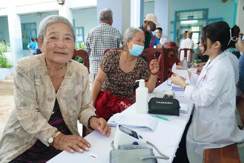 Bà Diễm cho hay đời sống người dân tại hai xã còn nhiều khó khăn, chưa có sự chăm sóc chu đáo về sức khoẻ của mình, nhất là bà con nghèo còn nhiều khó khăn, không có điều kiện tiếp cận y tế tốt nhất. Bà Diễm cho hay đời sống người dân tại hai xã còn nhiều khó khăn, chưa có sự chăm sóc chu đáo về sức khoẻ của mình, nhất là bà con nghèo còn nhiều khó khăn, không có điều kiện tiếp cận y tế tốt nhất.