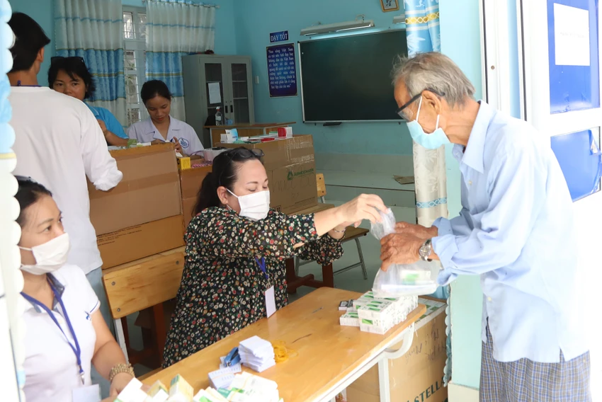 Chương trình và tỉnh Ninh Thuận cũng dành tặng 30 suất học bổng (3 triệu đồng/suất), cùng nhiều sách tập, thực phẩm dinh dưỡng cho con em ngư dân có hoàn cảnh khó khăn, học giỏi. Trong ảnh: Các bác sĩ phát thuốc cho người dân sau khi khám bệnh xong. Chương trình và tỉnh Ninh Thuận cũng dành tặng 30 suất học bổng (3 triệu đồng/suất), cùng nhiều sách tập, thực phẩm dinh dưỡng cho con em ngư dân có hoàn cảnh khó khăn, học giỏi. Trong ảnh: Các bác sĩ phát thuốc cho người dân sau khi khám bệnh xong.