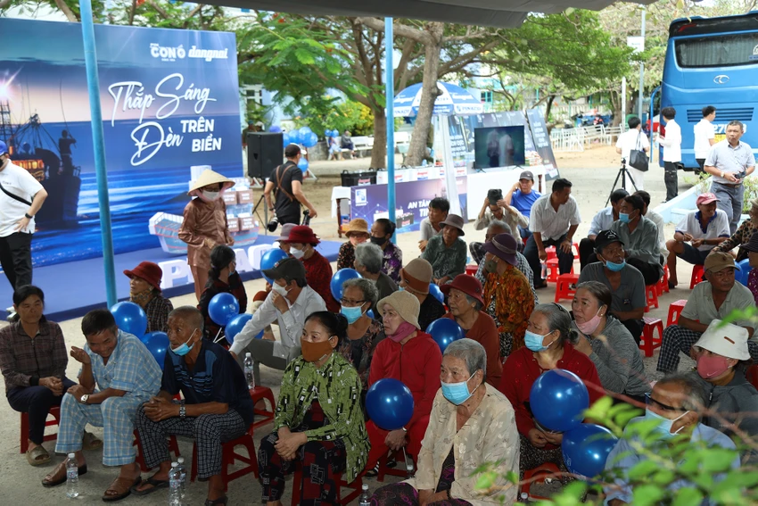Trong hai ngày 13 và 14-6, chương trình “Cùng ngư dân thắp sáng đèn trên biển”, do báo Pháp Luật TP.HCM tổ chức chính thức đến với bà con ngư dân tỉnh Ninh Thuận với nhiều hoạt động ý nghĩa. Trong hai ngày 13 và 14-6, chương trình “Cùng ngư dân thắp sáng đèn trên biển”, do báo Pháp Luật TP.HCM tổ chức chính thức đến với bà con ngư dân tỉnh Ninh Thuận với nhiều hoạt động ý nghĩa.