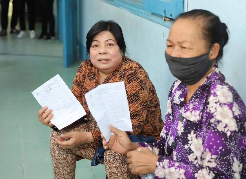 Vào ngày mai (14-6), chương trình sẽ tổ chức đoàn thăm hỏi, động viên một số gia đình ngư dân gặp hoàn cảnh khó khăn, có tinh thần vươn lên trong làm ăn và tuân thủ tốt việc đánh bắt hải sản trên biển. Vào ngày mai (14-6), chương trình sẽ tổ chức đoàn thăm hỏi, động viên một số gia đình ngư dân gặp hoàn cảnh khó khăn, có tinh thần vươn lên trong làm ăn và tuân thủ tốt việc đánh bắt hải sản trên biển.