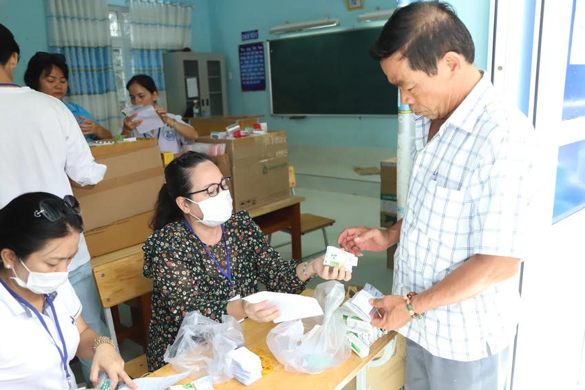 Các bác sĩ phát thuốc cho người dân sau khi khám bệnh xong.