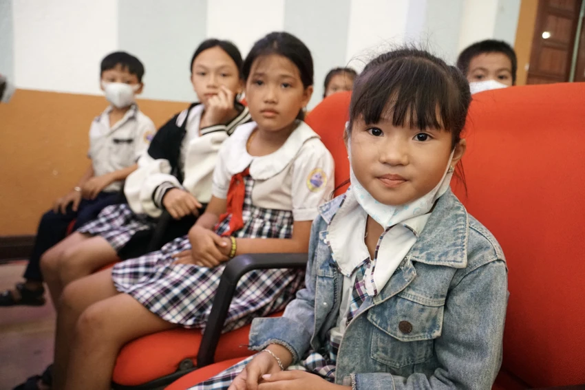 Chương trình sẽ trao các suất học bổng cùng những phần quà có ý nghĩa cho con em các ngư dân vượt khó, học giỏi. Chương trình sẽ trao các suất học bổng cùng những phần quà có ý nghĩa cho con em các ngư dân vượt khó, học giỏi.