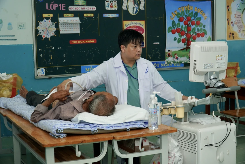 Các bác sĩ Phòng khám Đa khoa Ngọc Minh khám bệnh, phát thuốc miễn phí cho người dân hai xã của tỉnh Ninh Thuận, ngày 13-6. Ảnh: BẢO PHƯƠNG