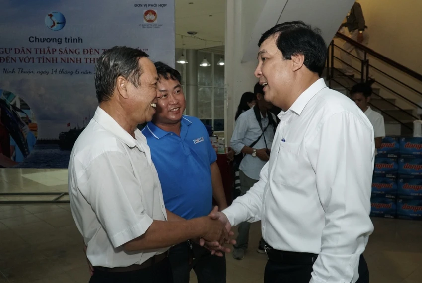 Ông Nguyễn Lượm, Phó giám đốc Sở TT&TT Ninh Thuận đến tham dự chương trình. Ông Nguyễn Lượm, Phó giám đốc Sở TT&TT Ninh Thuận đến tham dự chương trình.