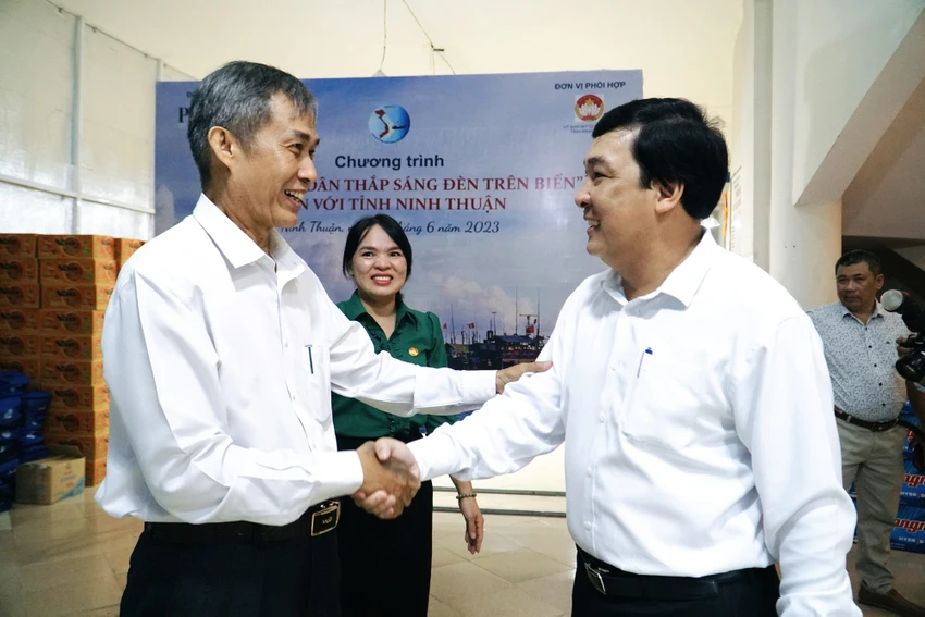 Chương trình 'Cùng ngư dân thắp sáng đèn trên biển' tại tỉnh Ninh Thuận: Ấm áp và nhiều ý nghĩa thực tiễn ảnh 10 Chương trình 'Cùng ngư dân thắp sáng đèn trên biển' tại tỉnh Ninh Thuận: Ấm áp và nhiều ý nghĩa thực tiễn ảnh 10