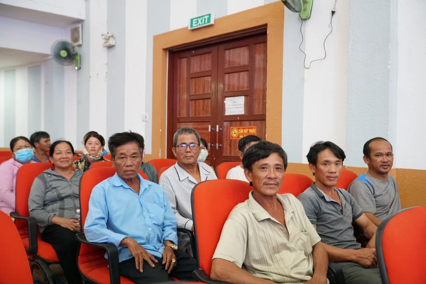 Các ngư dân Ninh Thuận có mặt từ rất sớm để tham dự chương trình Cùng ngư dân thắp sáng đèn trên biển. Ảnh: NHẬT DIỄM